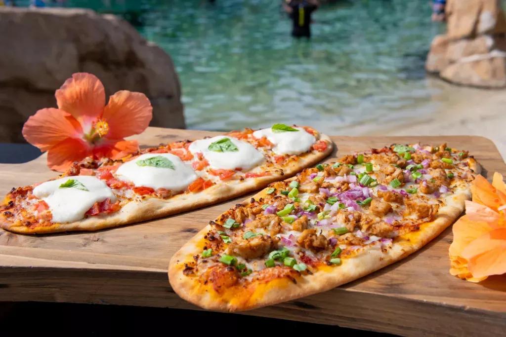 Zwei Pizzen liegen auf dem Tisch bei Hibiscus Hideaway
