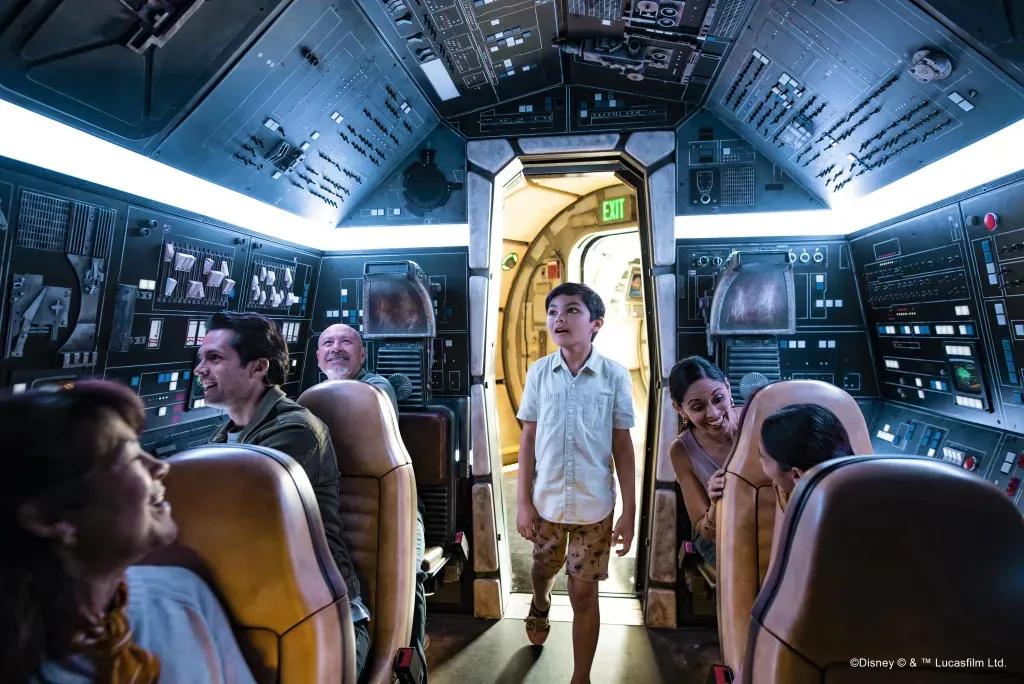 Ein kleiner Junge betritt die Millenium Falcon: Smugglers Run Attraktion 