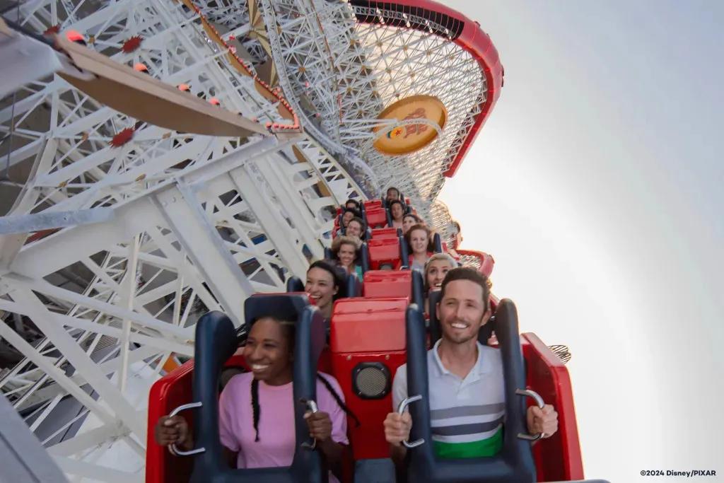 Fahrgäste auf der Achterbahn IncrediCoaster im Disney California Adventure Park