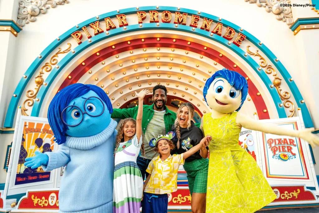 Eine Familie posiert mit Freude und Kummer aus Alles steht Kopf am Pixar Pier