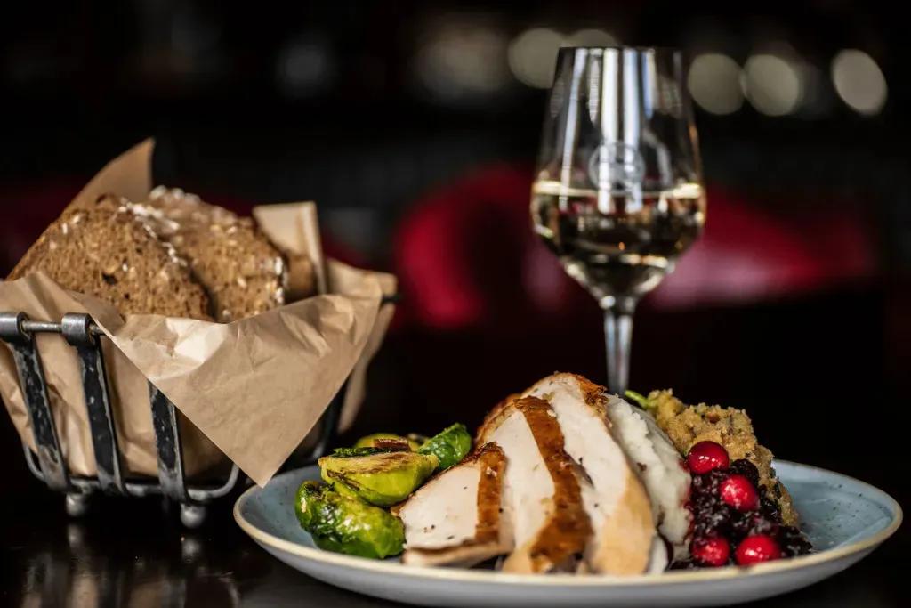 Festliches Essen mit Truthahn und Rotwein in Raglan Road in Disney Springs