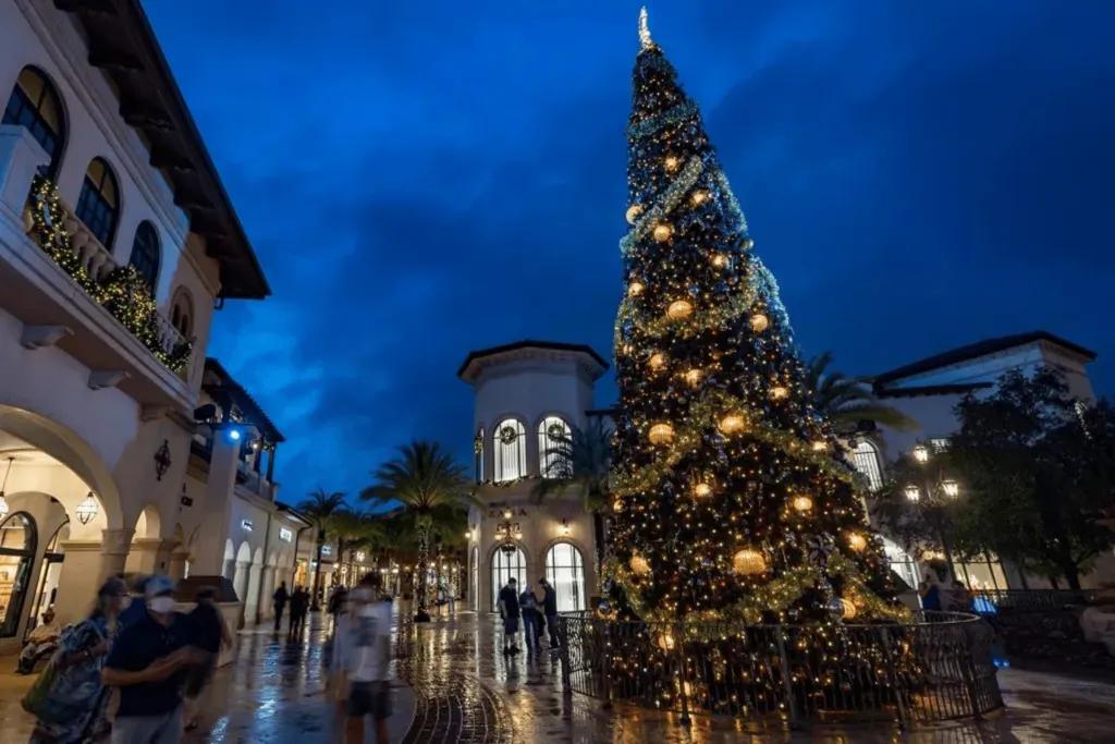 Das festlich dekorierte Disney Springs mit einem geschmückten Tannenbaum bei Nacht
