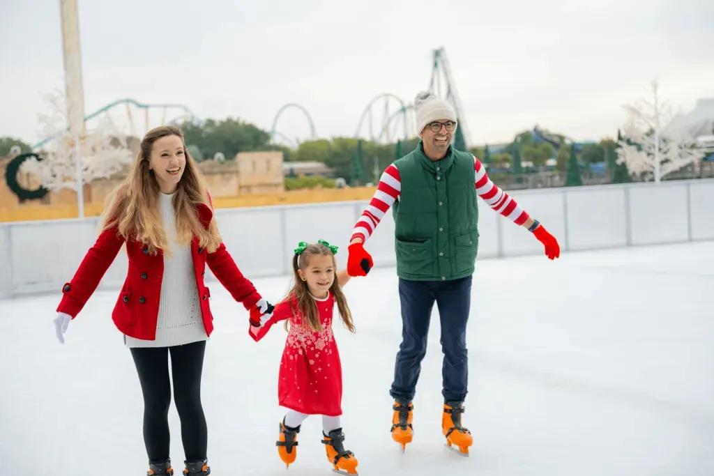 Eine Familie mit einem kleinen Mädchen läuft in SeaWorld Orlando Schlittschuh