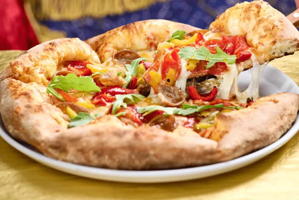 Vegetarische Pizza mit viel Gemüse wie Paprika, Oliven und Artischocken. 