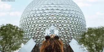 Mädchen mit Micky Ohren steht vor dem Spaceship Earth im Freizeitpark EPCOT in Orlando