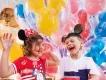 Kinder im Magic Kingdom Themenpark mit Luftballons