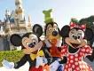 Micky, Minnie und Goofy posieren vor dem Dornröschenschloss in Disneyland Kalifornien