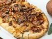 Eine lange Pizza, belegt mit herbstlichen Zutaten