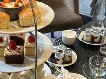 Buckingham Palace with Afternoon Tea at the Wellington Hotel