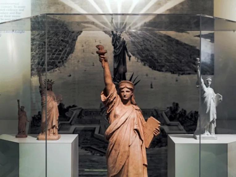 Essential Statue Tour with Pedestal Tickets