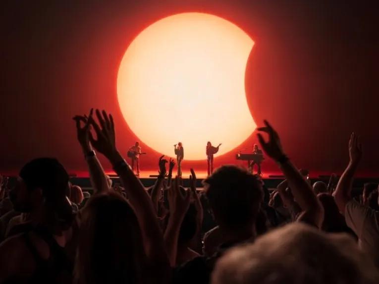 crowd-enjoying-concert