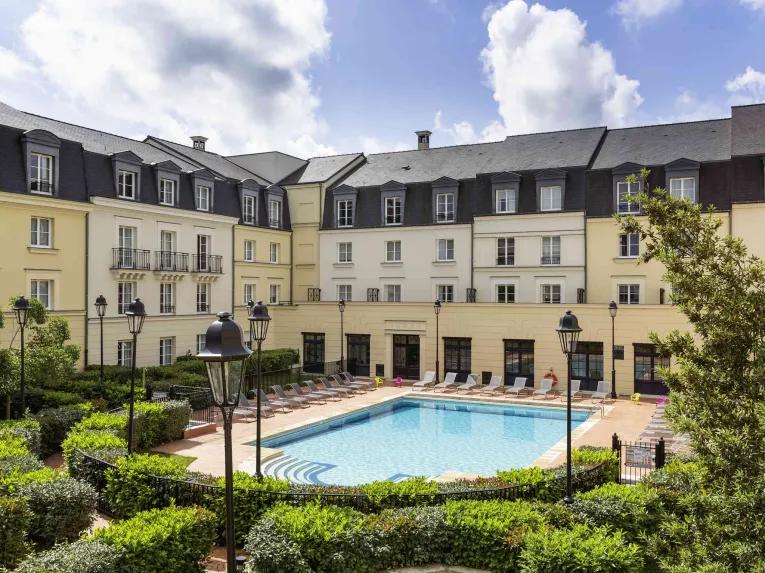 Aparthotel Adagio Serris Val d'Europe exterior and outdoor pool