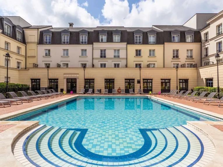 Outdoor pool at the Aparthotel Adagio Serris Val d'Europe