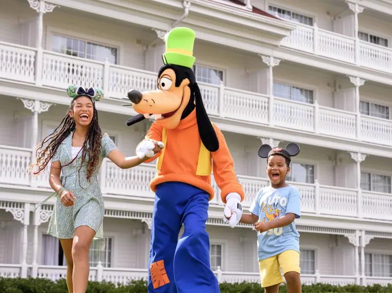 Guests with Goofy at Disney's Grand Floridian Resort & Spa