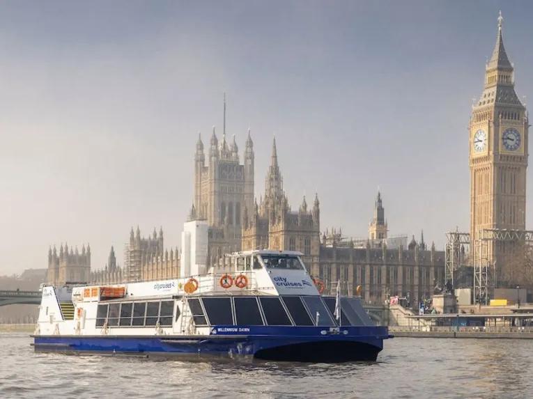 Cruising-past-Big-Ben